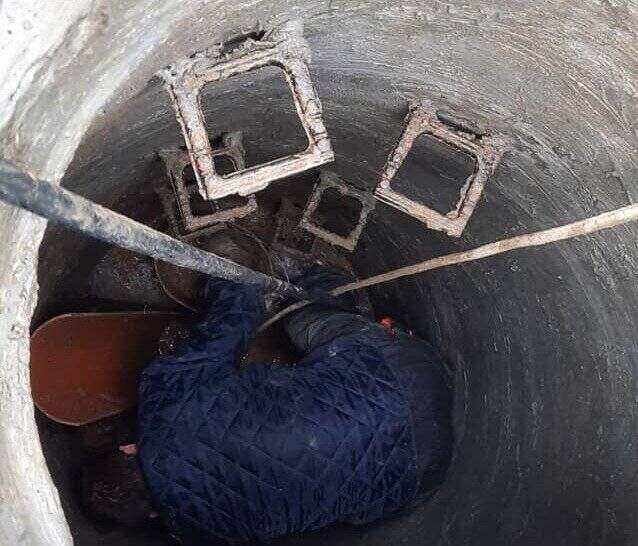 Radnik odgušuje kanalizaciju u šahti