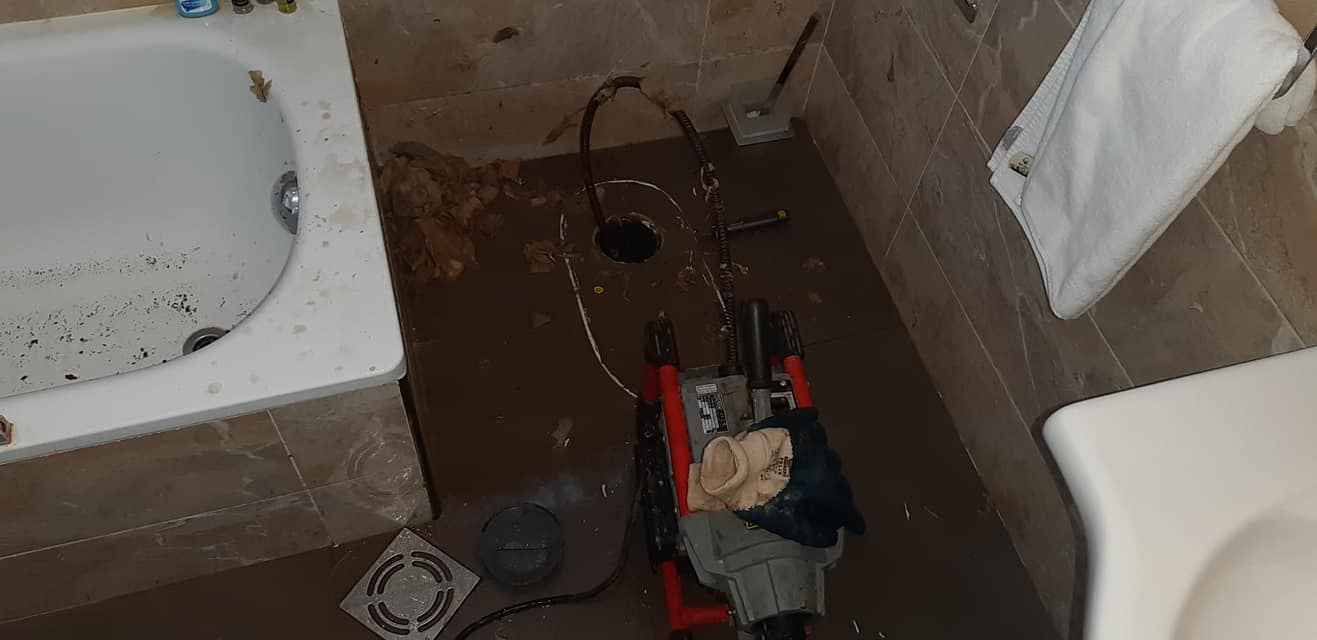 Odgušenje kanalizacije sajlom u kupatilu